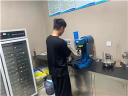 夏季聚羧酸減水劑易發(fā)霉變質(zhì)，可以如何解決？